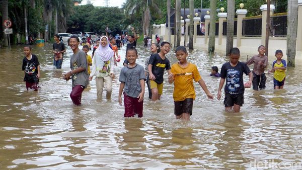 Keceriaan Anak-anak Cipinang Kala Main di Tengah Banjir