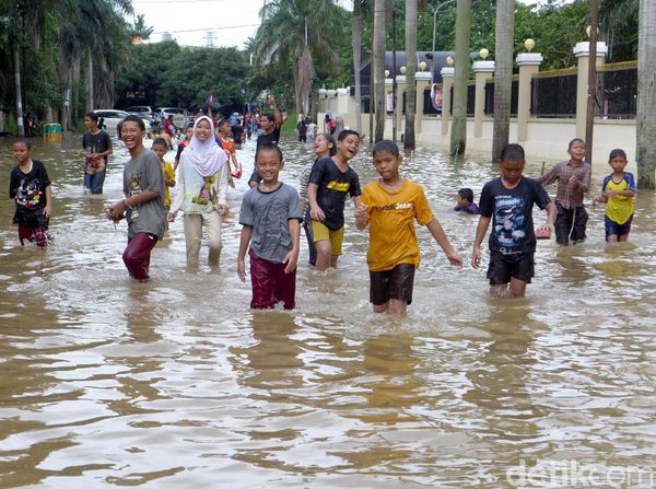 Keceriaan Anak-anak Cipinang Kala Main di Tengah Banjir