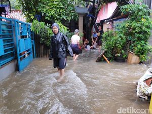 Sekolah Libur Gegara Banjir Jakarta Hari Ini, Anak-anak Berenang di Air Bah