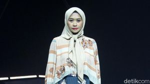 Intip 12 Koleksi Busana Muslim KAMI yang Dihiasi Bunga Melati