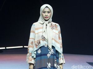 Intip 12 Koleksi Busana Muslim KAMI yang Dihiasi Bunga Melati