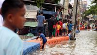 Jembatan Apung Jadi Andalan Warga Periuk Tangerang di Kala Banjir