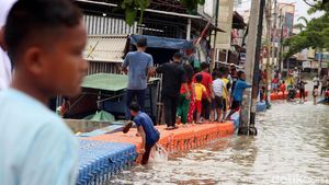 Jembatan Apung Jadi Andalan Warga Periuk Tangerang di Kala Banjir