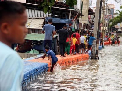 Jembatan Apung Jadi Andalan Warga Periuk Tangerang di Kala Banjir