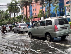 Bisnis Lumpuh Gara-gara Jakarta Dikepung Banjir
