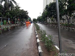 Banjir di Sekitar Underpass Kemayoran Surut, Warga Bersih-bersih Rumah