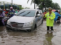 Polda Metro Terjunkan 450 Personel Atur Lalin di 42 Titik Banjir DKI