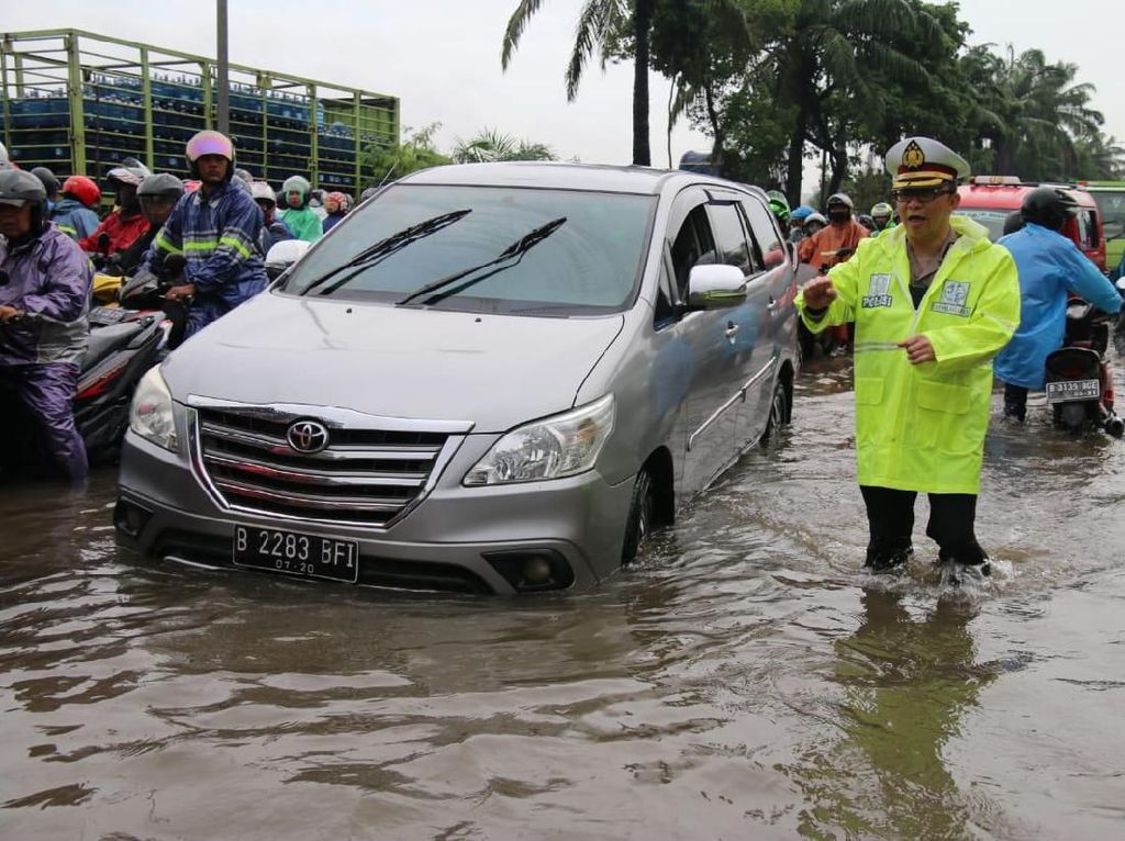 Polda Metro Terjunkan 450 Personel Atur Lalin di 42 Titik Banjir DKI Polda Metro Terjunkan 450 Personel Atur Lalin di 42 Titik Banjir DKI