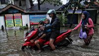 Menengok Aktivitas Warga Semper Cilincing di Saat Banjir