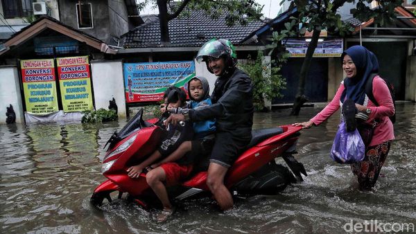 Menengok Aktivitas Warga Semper Cilincing di Saat Banjir