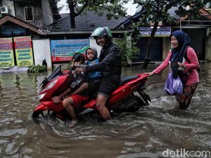 Menengok Aktivitas Warga Semper Cilincing di Saat Banjir