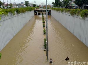 Banjir di Underpass Senen Surut, Kendaraan Bisa Melintas