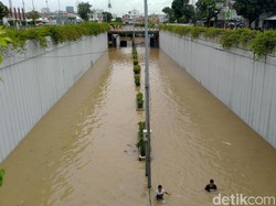 Banjir di Underpass Senen Surut, Kendaraan Bisa Melintas