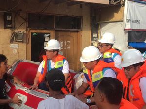 Naik Perahu, Bos PLN Tinjau Kelistrikan di Daerah Banjir