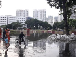 Banjir Underpass Kemayoran 14 Jam Belum Surut, Lurah: Tunggu Antrean Air