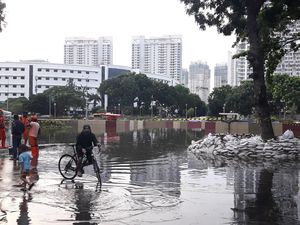 Banjir Underpass Kemayoran 14 Jam Belum Surut, Lurah: Tunggu Antrean Air Banjir Underpass Kemayoran 14 Jam Belum Surut, Lurah: Tunggu Antrean Air