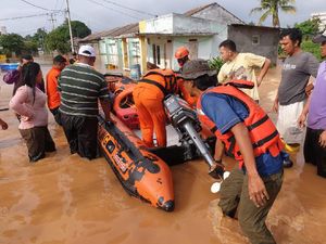 Tim SAR Evakuasi Ratusan Korban Banjir di Perumahan Purwasari Karawang