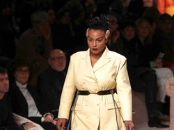 2 Model Plus-Size Ukir Sejarah di Milan Fashion Week