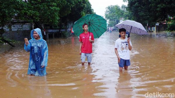 Komplek Billymoon Pondok Kelapa Terendam Banjir Setinggi 80 Cm