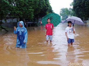 Komplek Billymoon Pondok Kelapa Terendam Banjir Setinggi 80 Cm