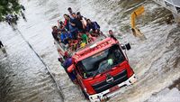 Mobil Pemadam Angkut Warga Seberangi Banjir di Kebon Jeruk