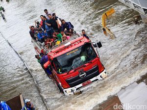 Mobil Pemadam Angkut Warga Seberangi Banjir di Kebon Jeruk