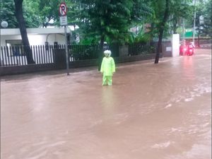 Jakarta Banjir di Mana-mana, Hati-hati Lintasi Jl Sudirman Depan Atma Jaya