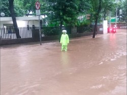Jakarta Banjir di Mana-mana, Hati-hati Lintasi Jl Sudirman Depan Atma Jaya