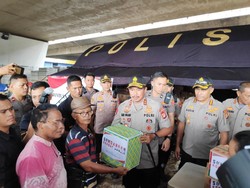 Tinjau Banjir di Jelambar, Kapolda Metro Beri Bantuan ke Warga