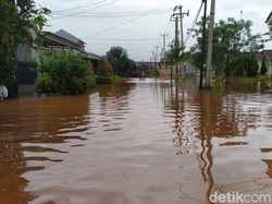 Sungai Cileungsi Meluap, Ratusan Rumah di Bojongkulur Bogor Terendam Banjir