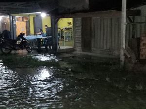 Diguyur Hujan Deras 3 Jam, Jalan-Rumah Warga di Simalungun Tergenang Diguyur Hujan Deras 3 Jam, Jalan-Rumah Warga di Simalungun Tergenang