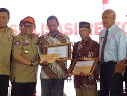 Aksi Heroik Kodir-Rois Selamatkan Siswa SMPN 1 Turi Diganjar Penghargaan