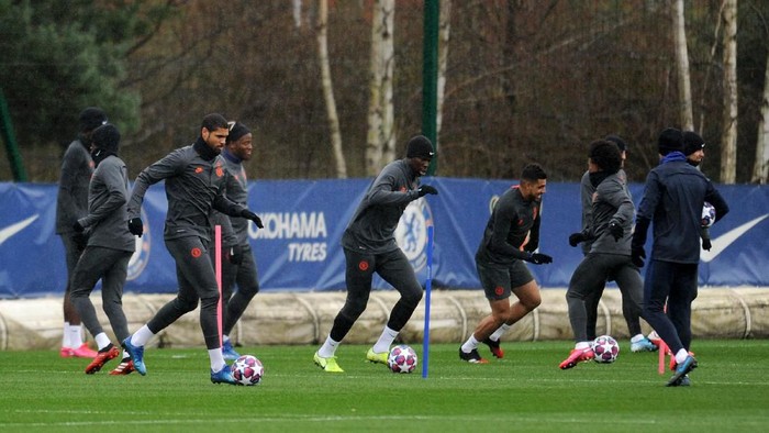 COBHAM, ENGLAND - FEBRUARY 24: Players of Chelsea participate in a training session ahead of their UEFA Champions League Round of 16 first leg match against Bayern Munich at Chelsea Training Ground on February 24, 2020 in Cobham, England. (Photo by Alex Burstow/Getty Images)