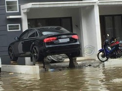 Ide Kreatif, Audi Nangkring Hindari Banjir