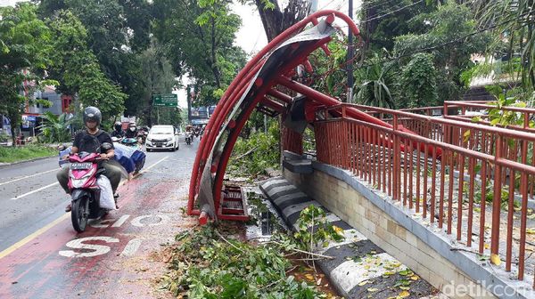 Pohon Tumbang Timpa Halte Bus di Solo