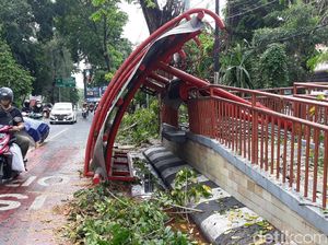 Pohon Tumbang Timpa Halte Bus di Solo