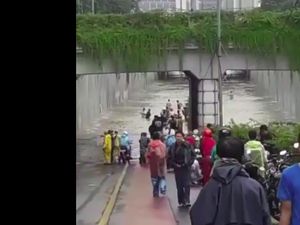 Underpass Jalan Angkasa Kemayoran Kebanjiran dan Tak Bisa Dilalui