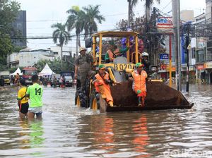 Alat Berat hingga Truk Satpol PP Bantu Warga Terjang Banjir