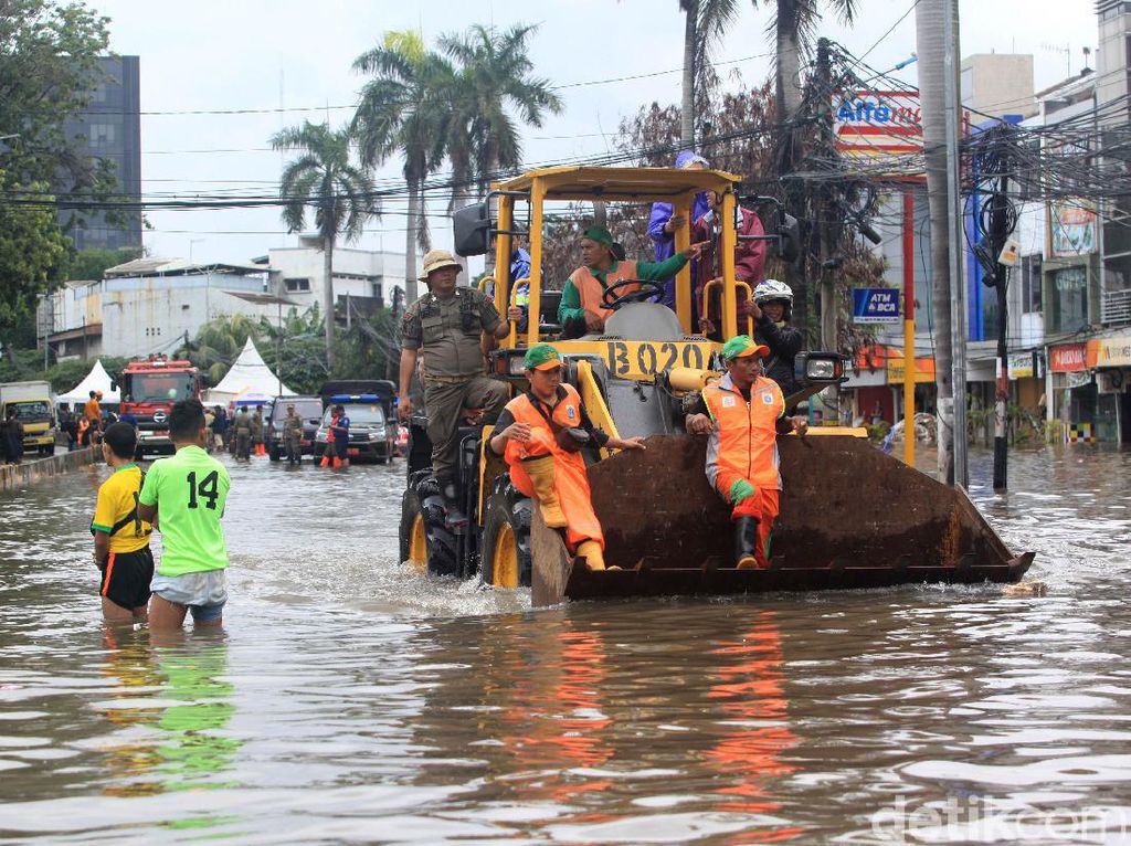 Alat Berat hingga Truk Satpol PP Bantu Warga Terjang Banjir Alat Berat hingga Truk Satpol PP Bantu Warga Terjang Banjir