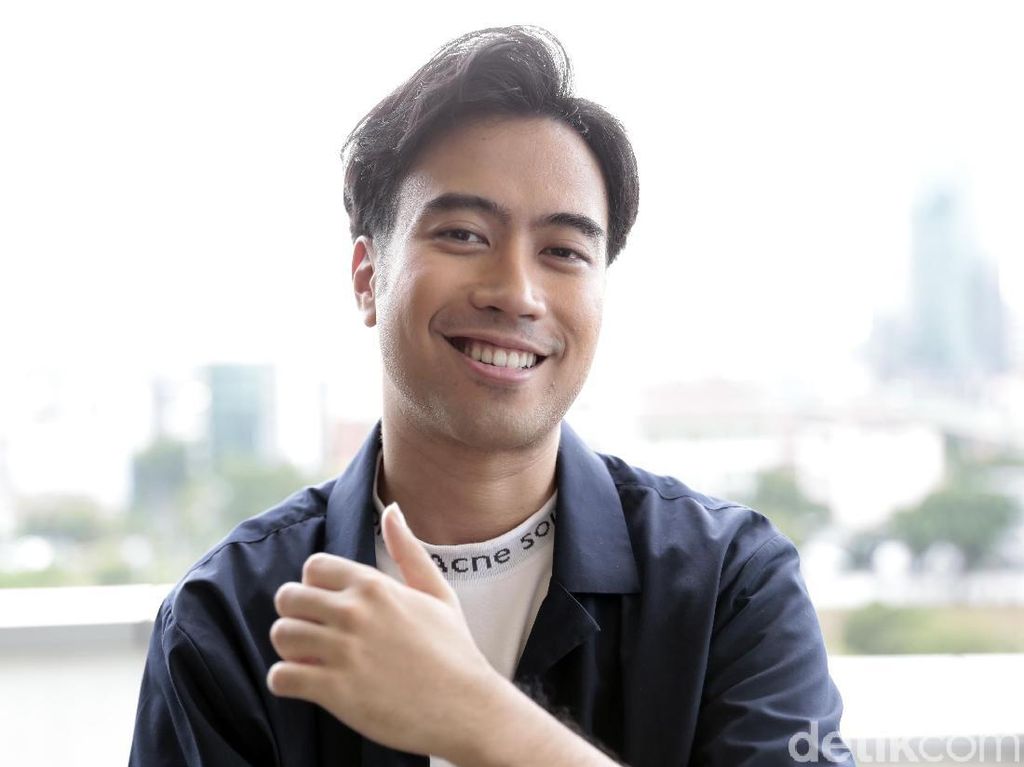 Siapa Mau Dipeluk Vidi Aldiano? Siapa Mau Dipeluk Vidi Aldiano?