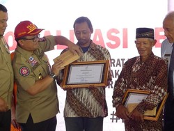 Mbah Rois Penyelamat Siswa SMPN 1 Turi Sumbangkan Uang Penghargaannya