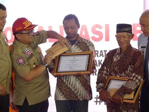 Mbah Rois Penyelamat Siswa SMPN 1 Turi Sumbangkan Uang Penghargaannya Mbah Rois Penyelamat Siswa SMPN 1 Turi Sumbangkan Uang Penghargaannya