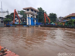 Pintu Air Manggarai Siaga 2, Petugas: Sampahnya Masih Kondusif