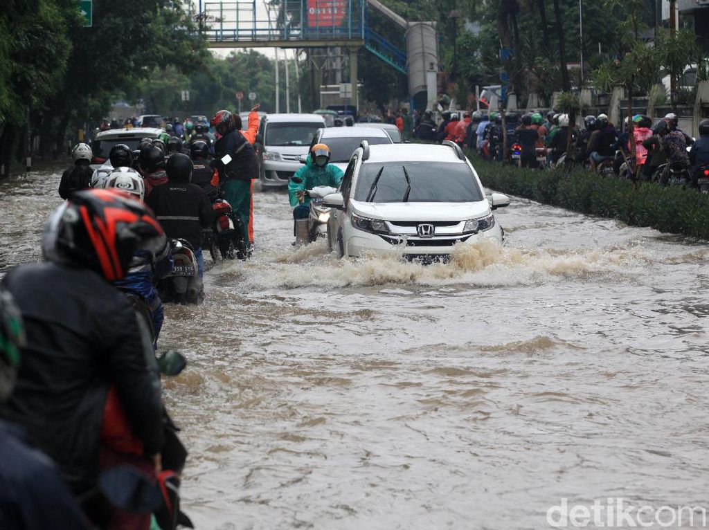 Awas Kantong Jebol, Nggak Usah Nekat Terobos Banjir