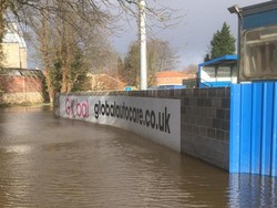 Stadion Klub Inggris Kebanjiran, Kiper Legendaris Ikut Nyumbang
