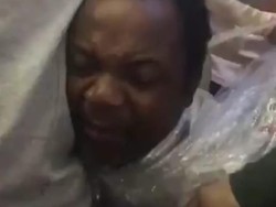 Diduga Palsukan Visa, Pria Ini Dibungkus Plastik