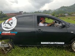 Traktor Lebih Mahal, Sedan Bekas Taksi Dimodif buat Bajak Sawah