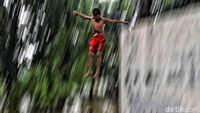 Melihat Keseruan Anak-anak Bermain Banjir