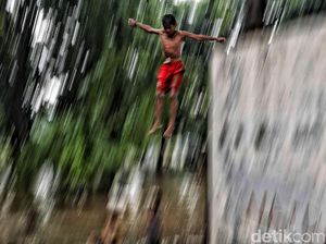 Melihat Keseruan Anak-anak Bermain Banjir