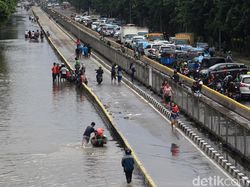 Video: Jalan Gunung Sahari Banjir, Motor Warga Mogok